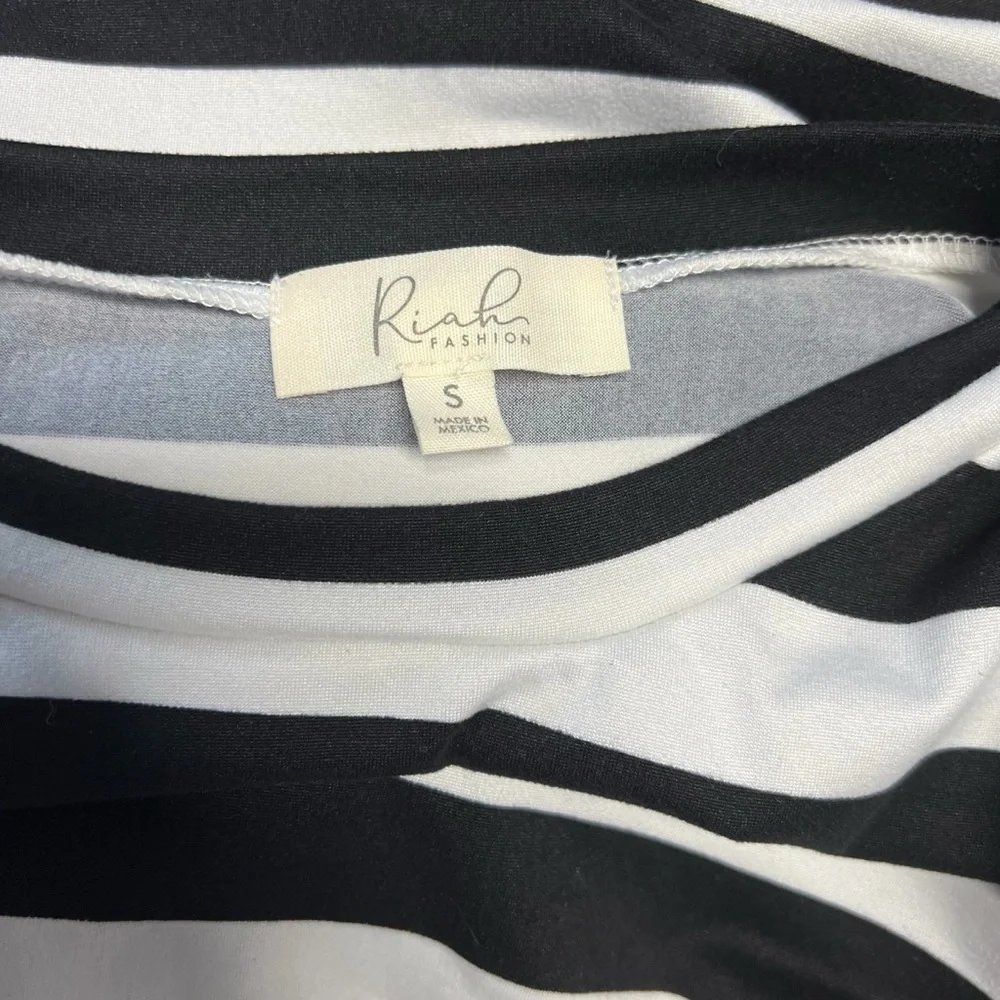 Riah Fashion - Women’s Striped Bell Sleeve Top Sz. SM - Picture 4 of 5